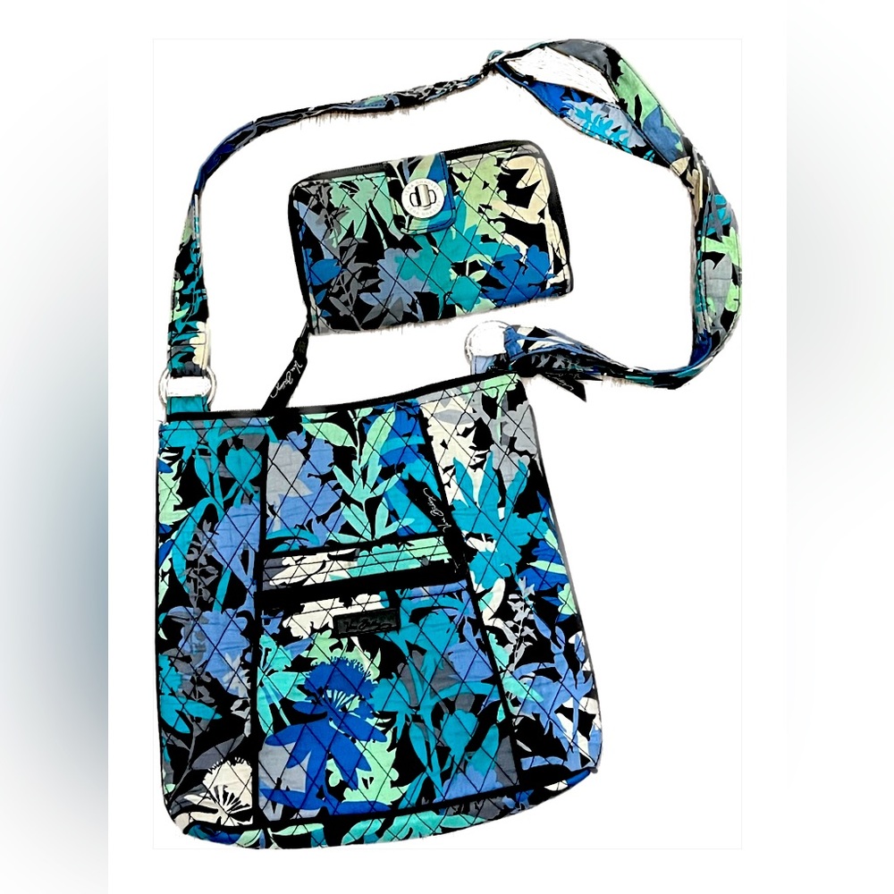 Vera Bradley Camofloral Hipster
Crossbody Bag w/matching wallet